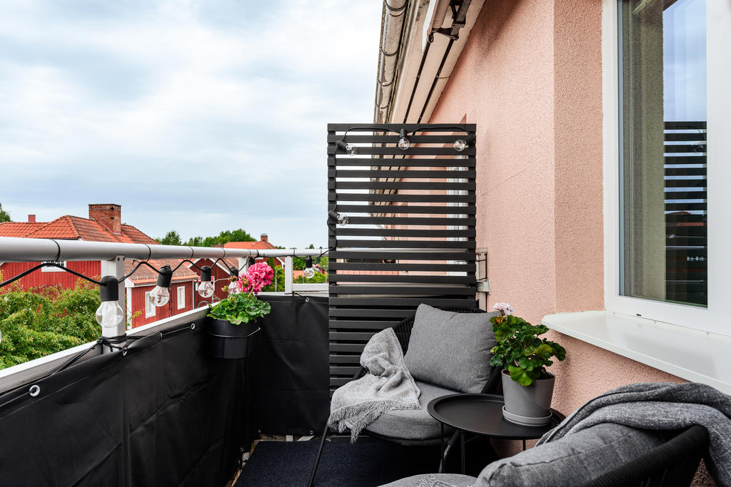 Balkong med sol från lunch till sen kväll 