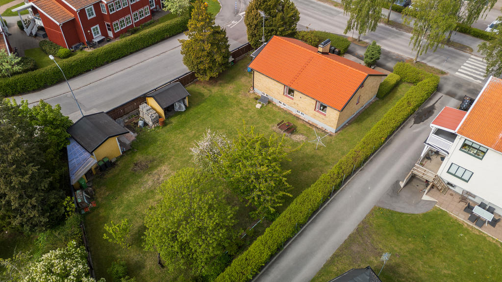  På baksidan väntar en insynsskyddad trädgård i soligt läge – en grön oas 