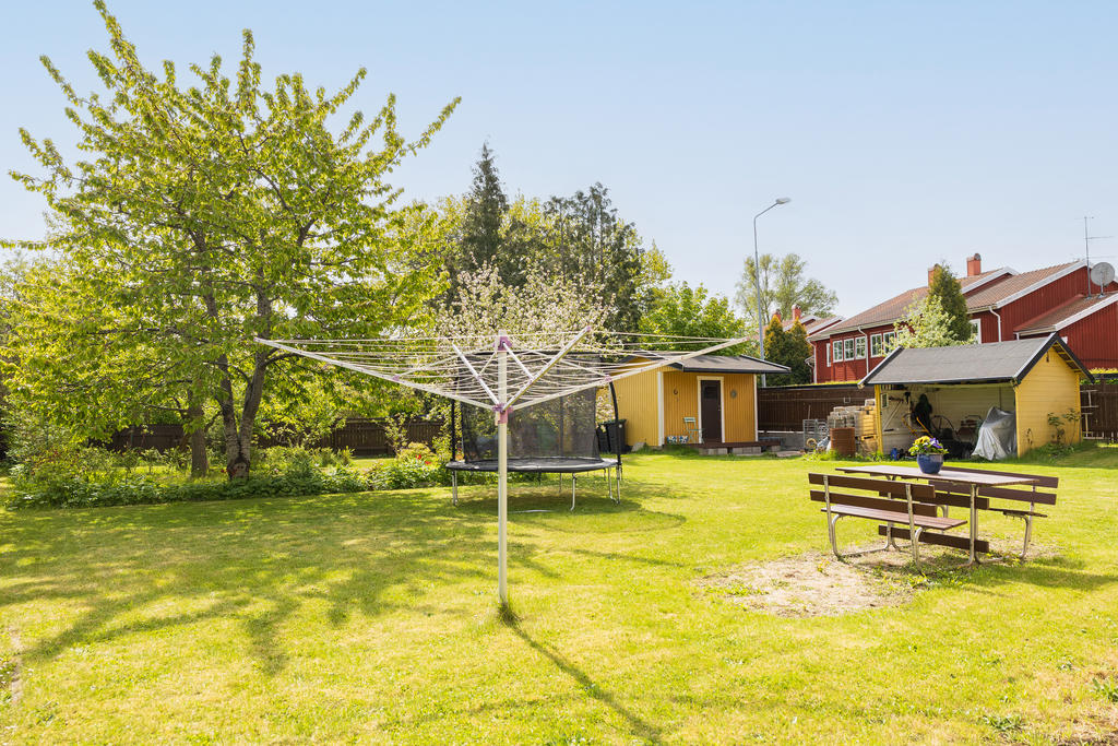 Den lättskötta tomten om 993 m² erbjuder både lekvänliga ytor och rofyllda platser för avkoppling