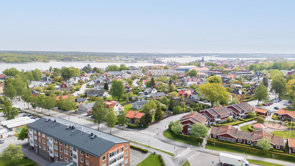 Ett trivsamt och välskött hem med attraktivt läge – perfekt för dig som söker ett bekvämt boende med centrumnära känsla