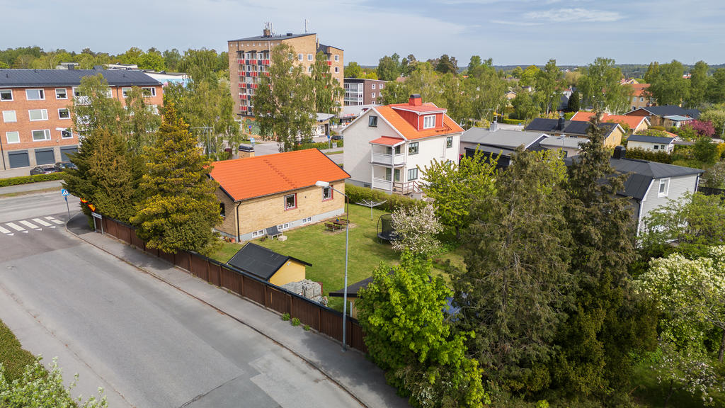 Här bor du bekvämt med ett trivsamt hem och en grönskande tomt i soligt läge