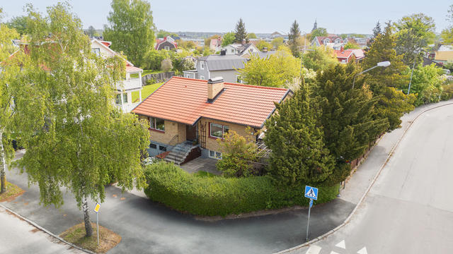 Välkommen till denna välplanerade enplansvilla med källare i populära Marieborg