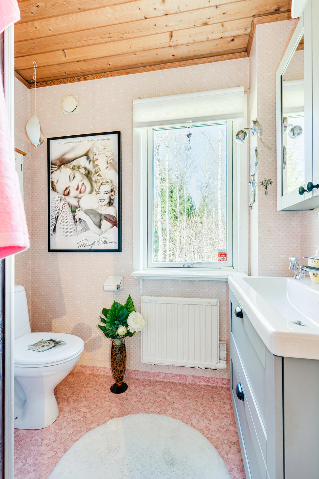 Badrum med duschkabin, toalett, handfat med kommod.