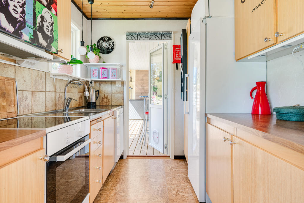 Funktionellt kök med utgång till altan.