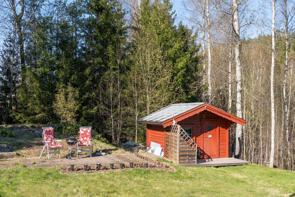 Förråd med plats för praktisk förvaring.