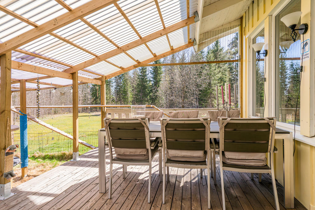 Altandäck med gott om utrymme för större utemöbler och sociala aktiviteter.