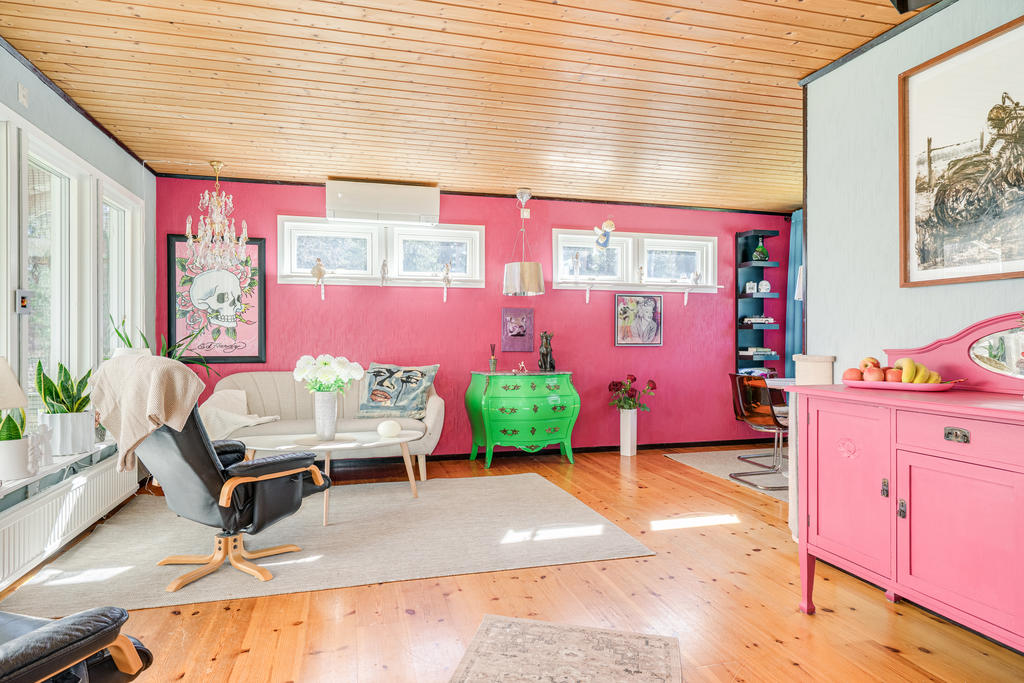 Rymligt vardagsrum med fint ljusinsläpp och plats för både större soffgrupp och matgrupp.