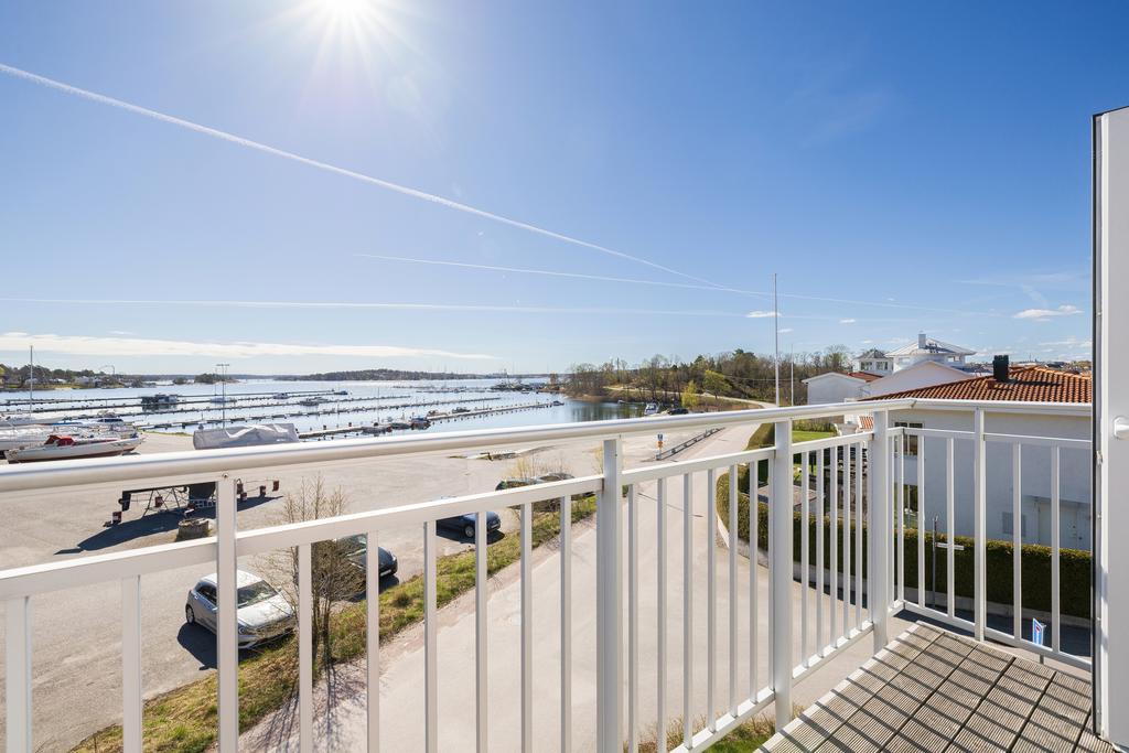 Etagelägenhet med vattenutsikt och två balkonger