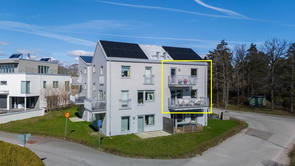 Två balkonger mot vattnet och slående vy