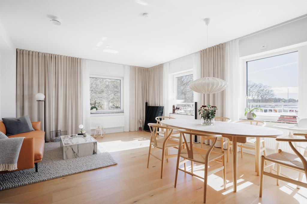 Öppen planlösning mellan kök och vardagsrum