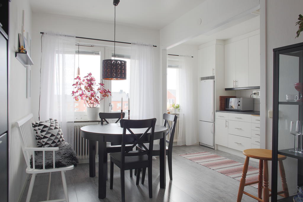 Öppen planlösning mellan kök och matplats. Utgång till balkongen nås här 