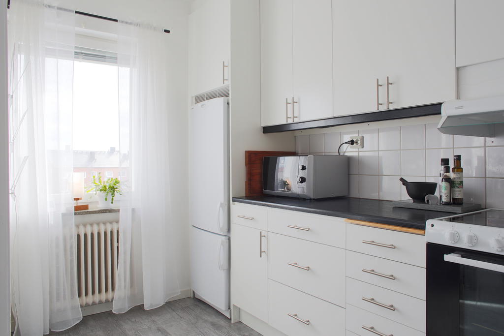 Fönster släpper in dagsljus i köksdelen 