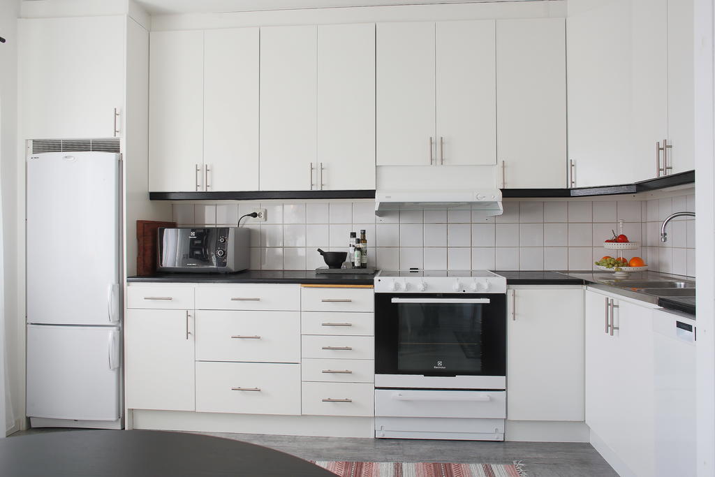 Ljust och trevligt kök med nyare handtag