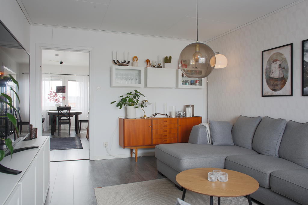 Ingång till vardagsrum. Nya ytskikt på väggar och golv 2018 