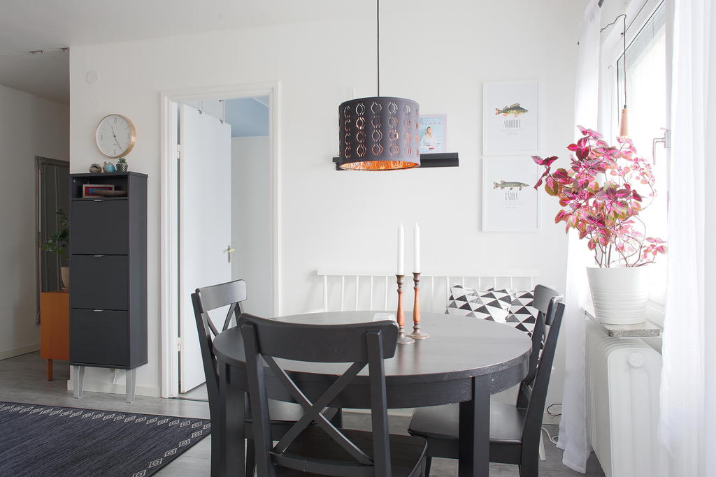 Plats för matbord, vy mot sovrummet 