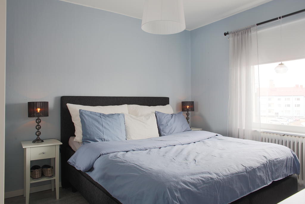 Trevligt sovrum med nya ytskikt på väggar och golv 2018 