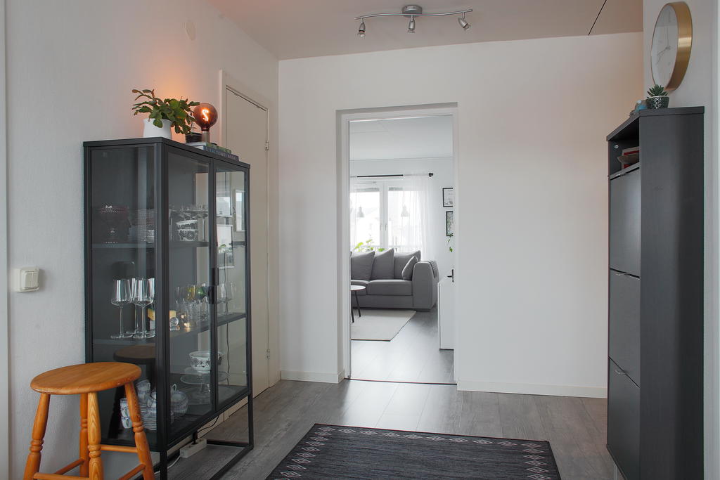 Matdel med vy mot vardagsrum 