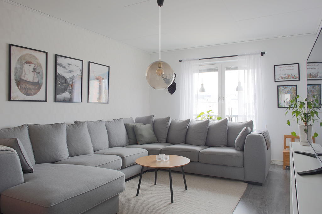 Ljust och rymligt vardagsrum 