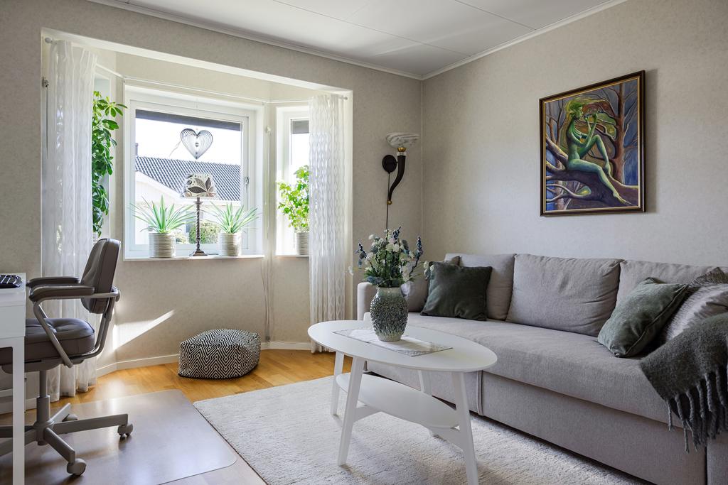Sovrum/kontor med härligt ljusinsläpp