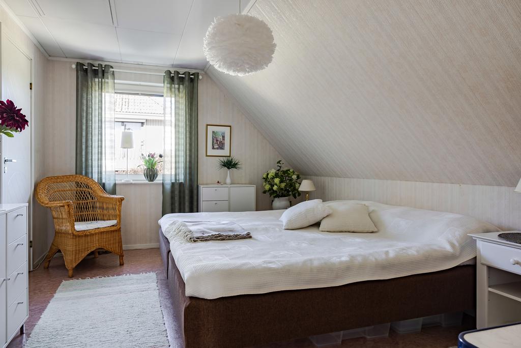 Sovrum med garderob och ingång till klädkammare