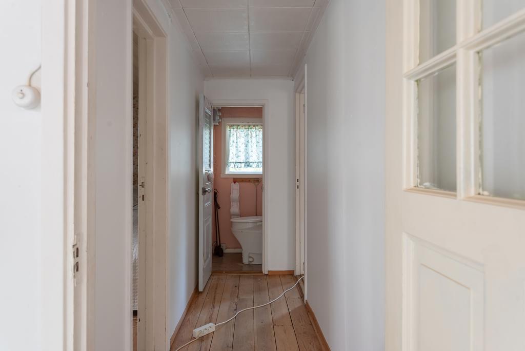 Passage från hall, sovrum till vänster toa rakt fram. 