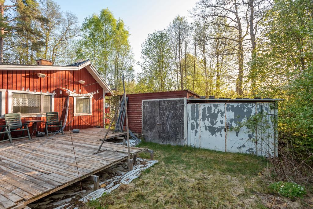 Två stycken äldre garage, ena delen är börjat till gästhus med golv. Andra förråd.