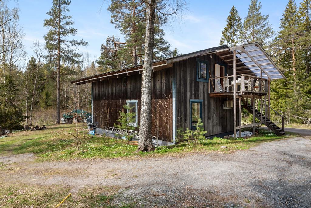 Garagehuset med trappa upp till lägenheten