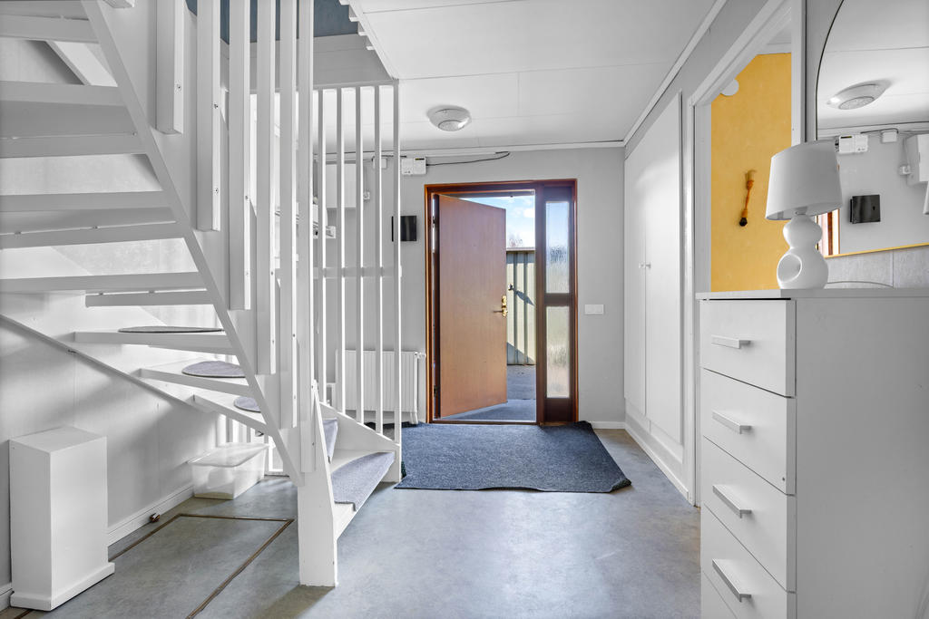 Rymlig hall med plats för ytterkläder