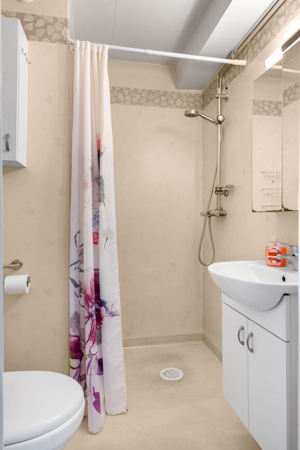 Duschrum med dusch, wc och handfat