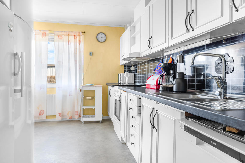 I köket finns spis, fläkt, diskmaskin, kyl och frys