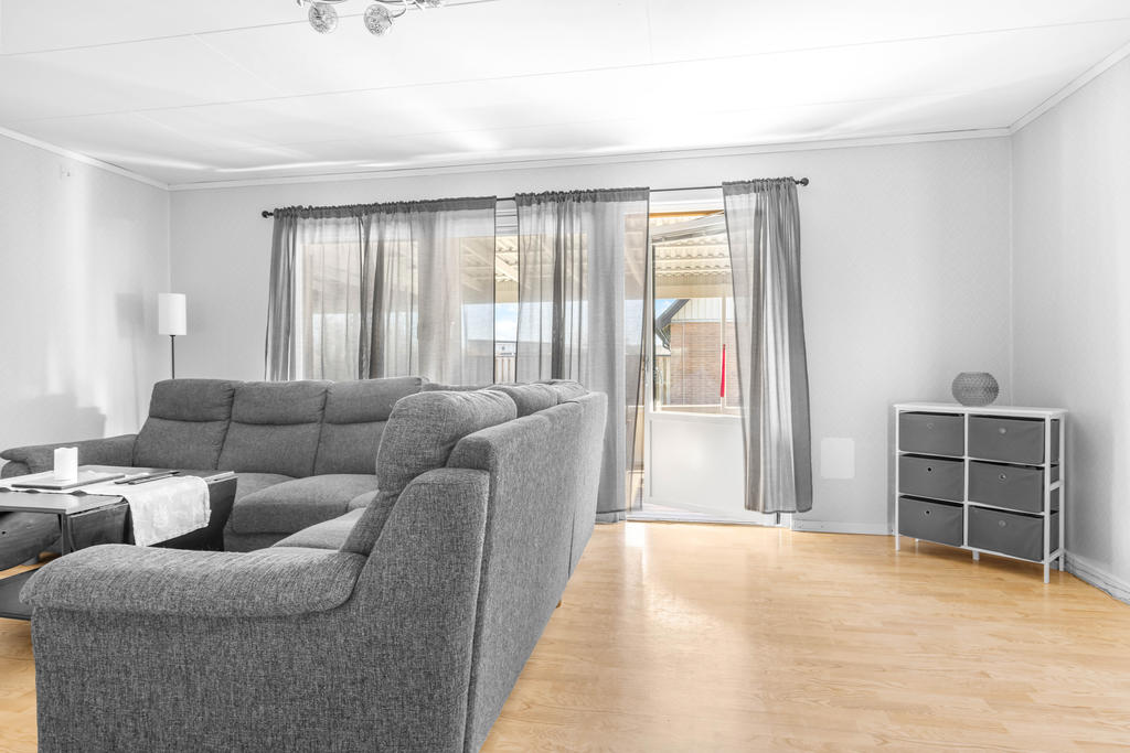 Vardagsrum med utgång till altan