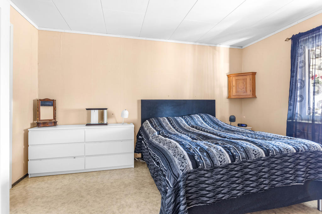 Sovrum innanför köket