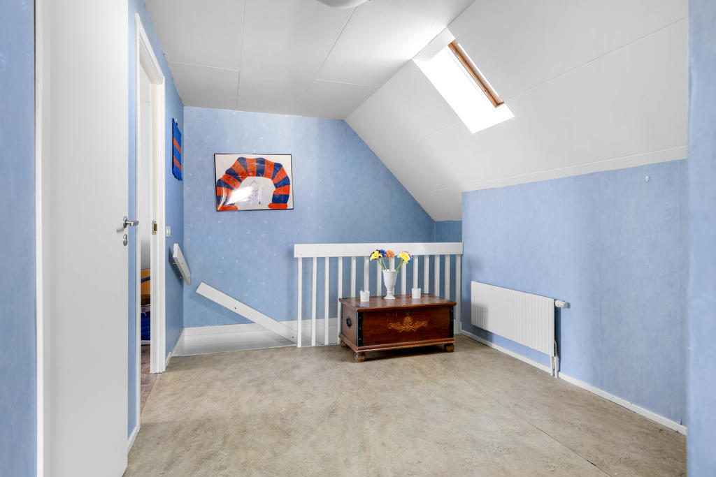 ÖV: Möblerbar hall med takfönster