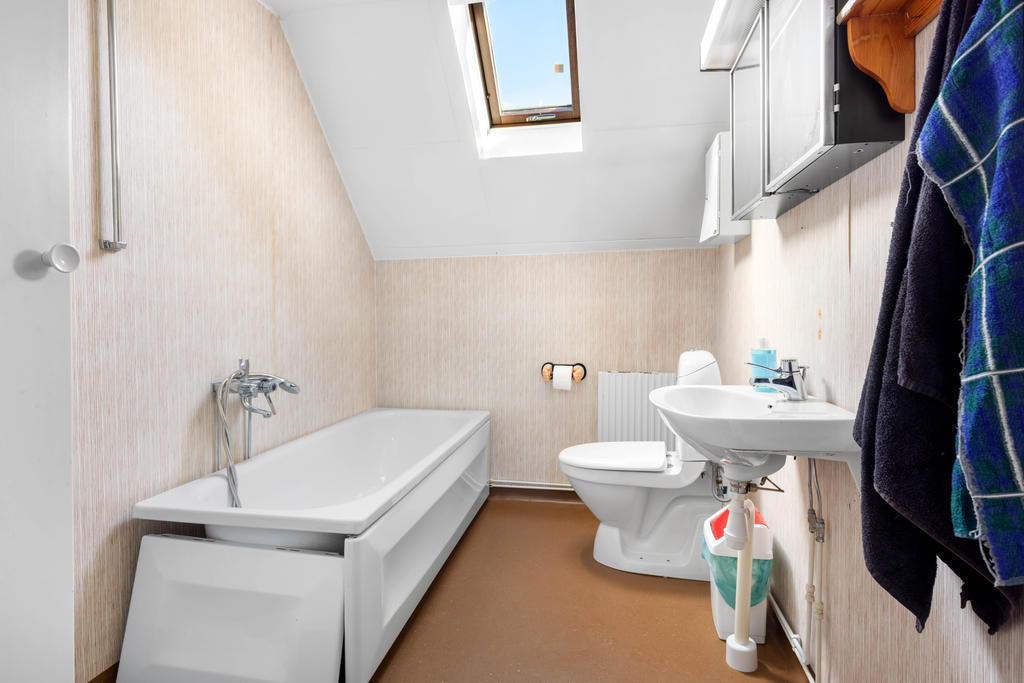 ÖV: Badrum med badkar, wc och handfat