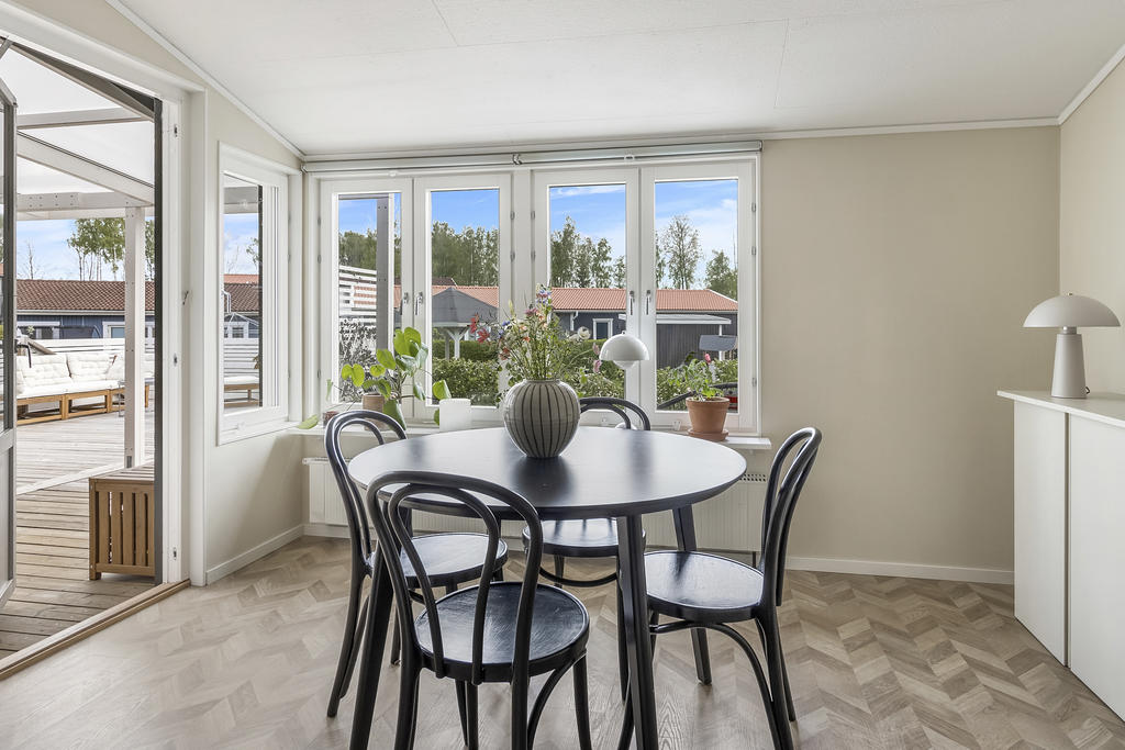 Matplats med utgång till baksidan