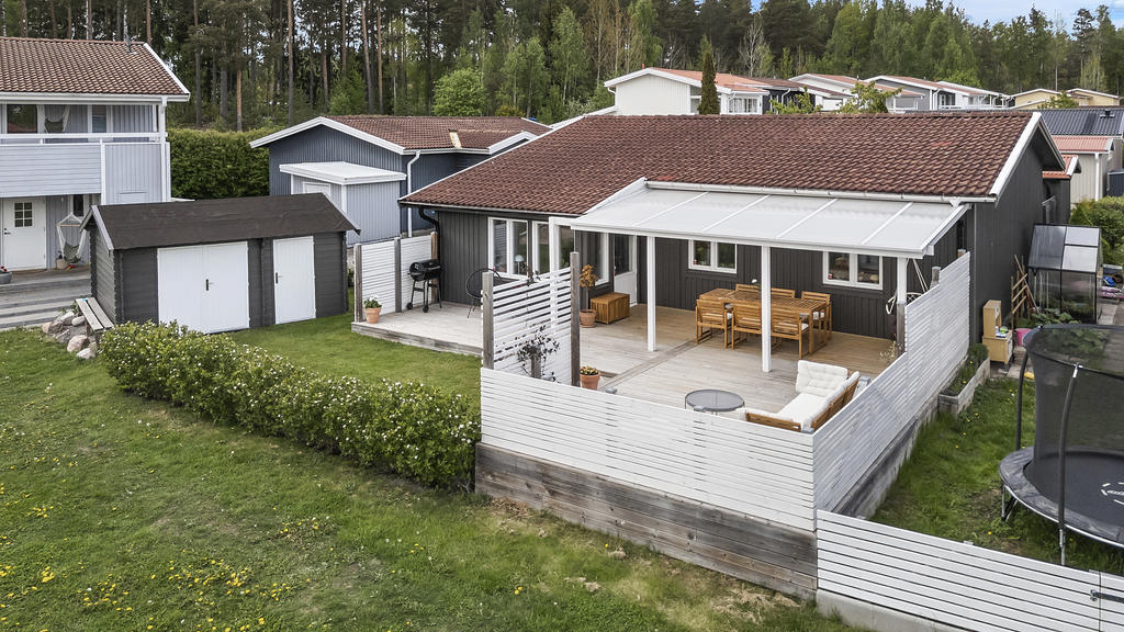 Trivsam baksida med fina sällskapsytor 