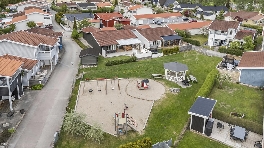 Lekplats intill