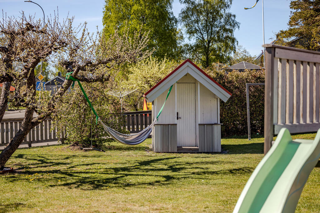 Hängmatta, lekstuga och annat skoj i trädgården.