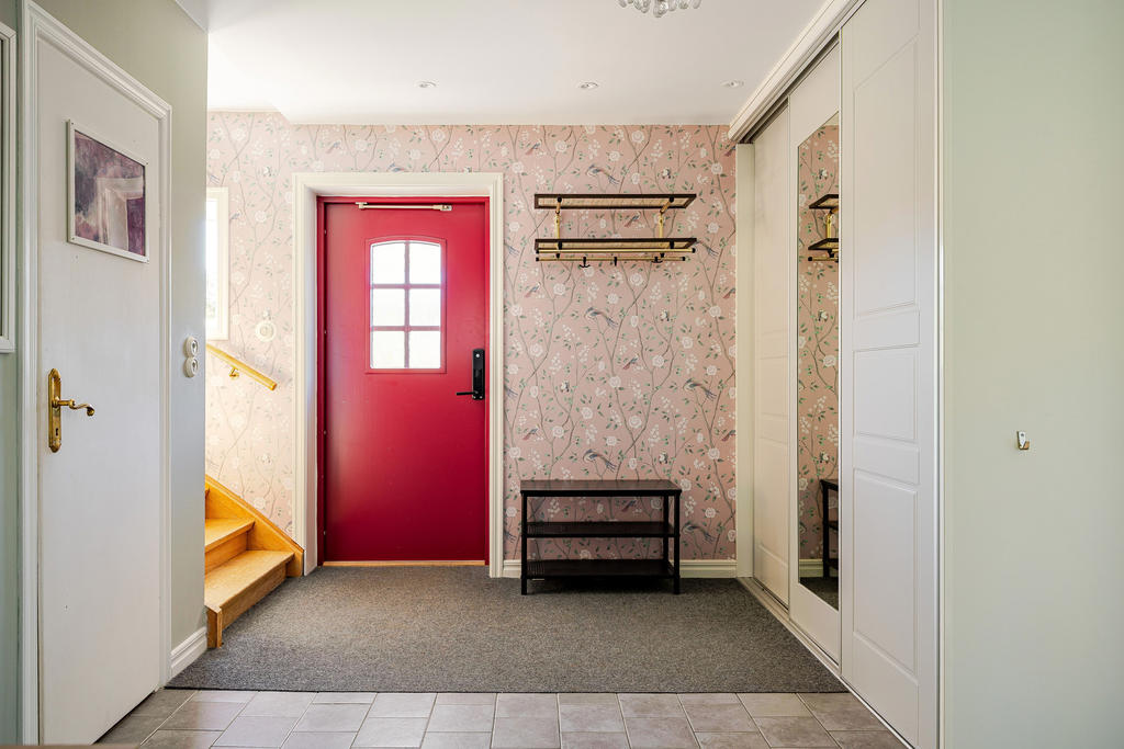 Öppen hall med skjutdörrsgarderober