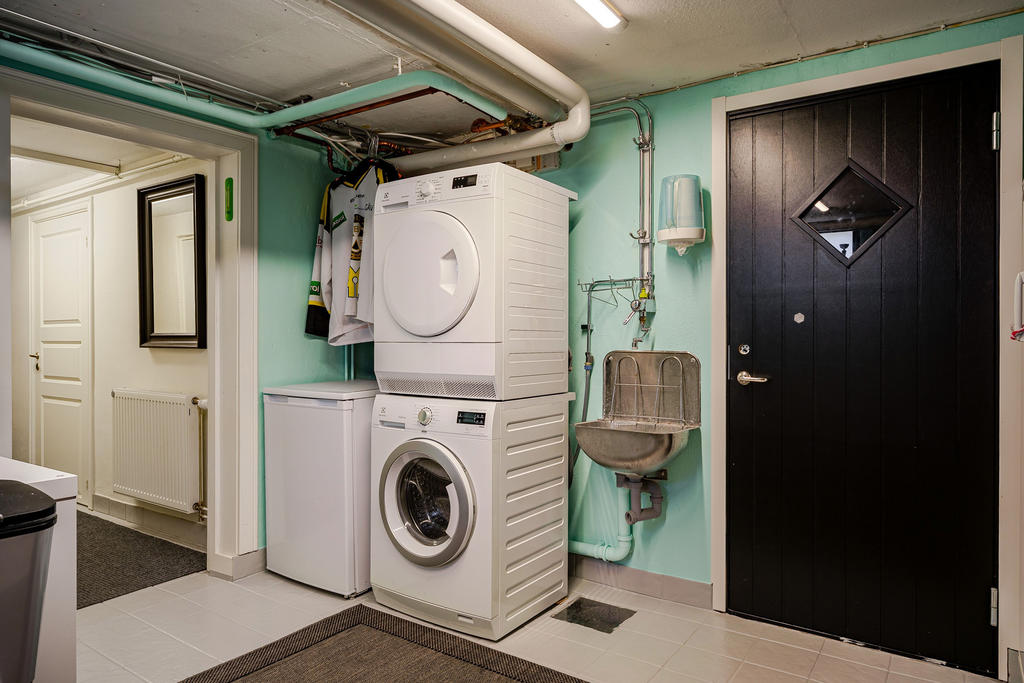 Del av tvättstuga källarplan. Svarta dörren leder till fd garage som idag är ett hobbyrum