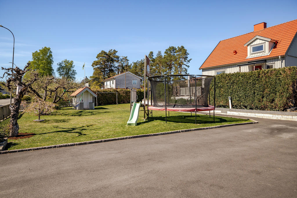 Generös asfalterad uppfart för parkering av både bil, båt eller husvagn.