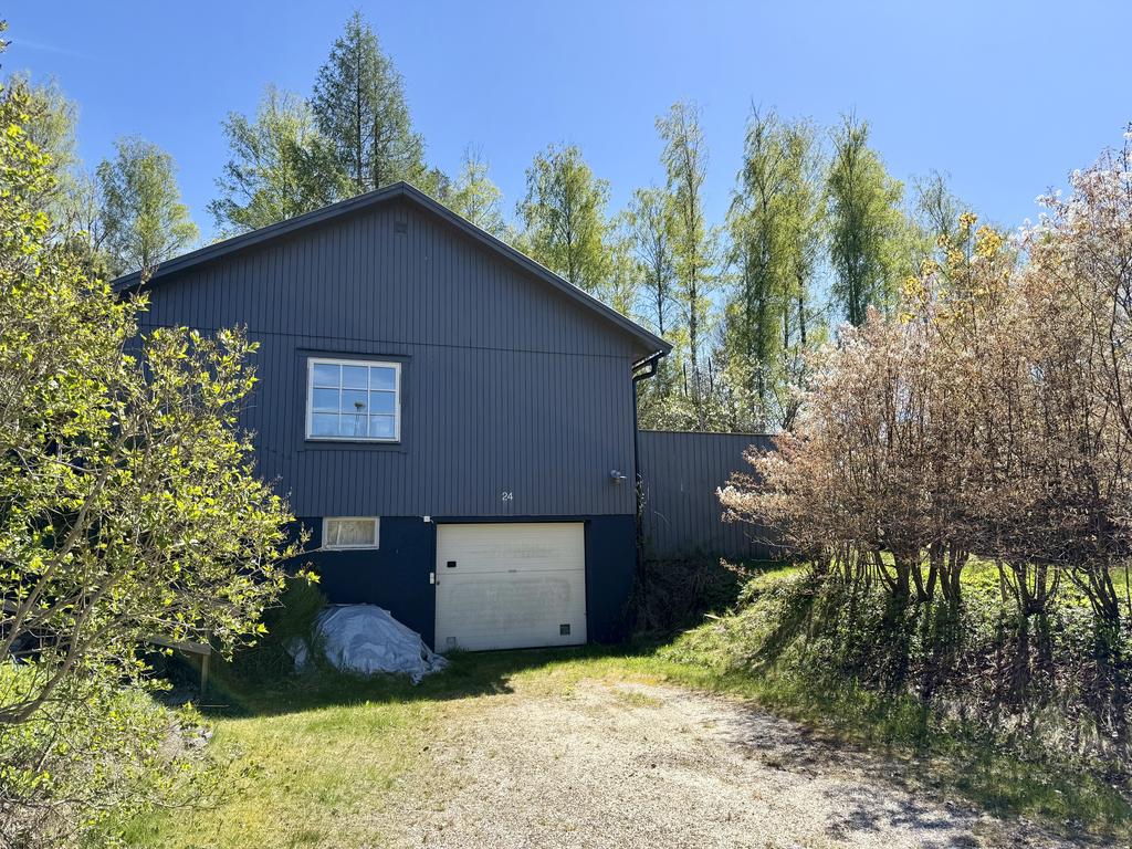 Uppfart med garage i källaren.
