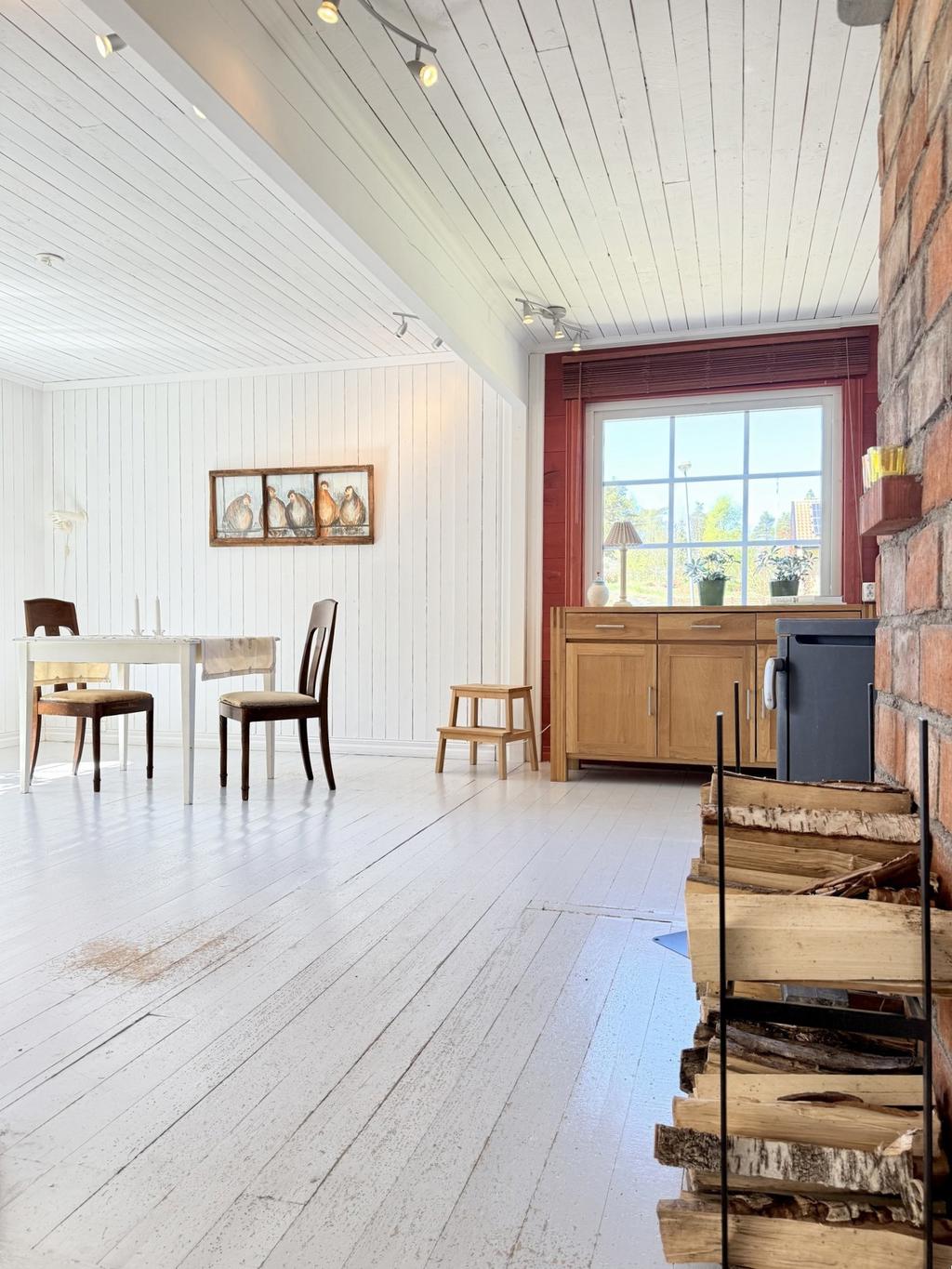 Öppen planlösning mellan kök och matplats
