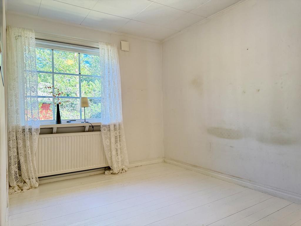 Sovrum med garderober.