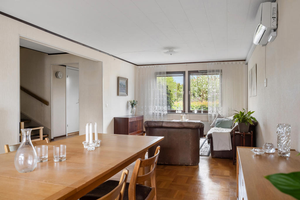 Vardagsrum mot entréhall och trappa till ovanvåningen