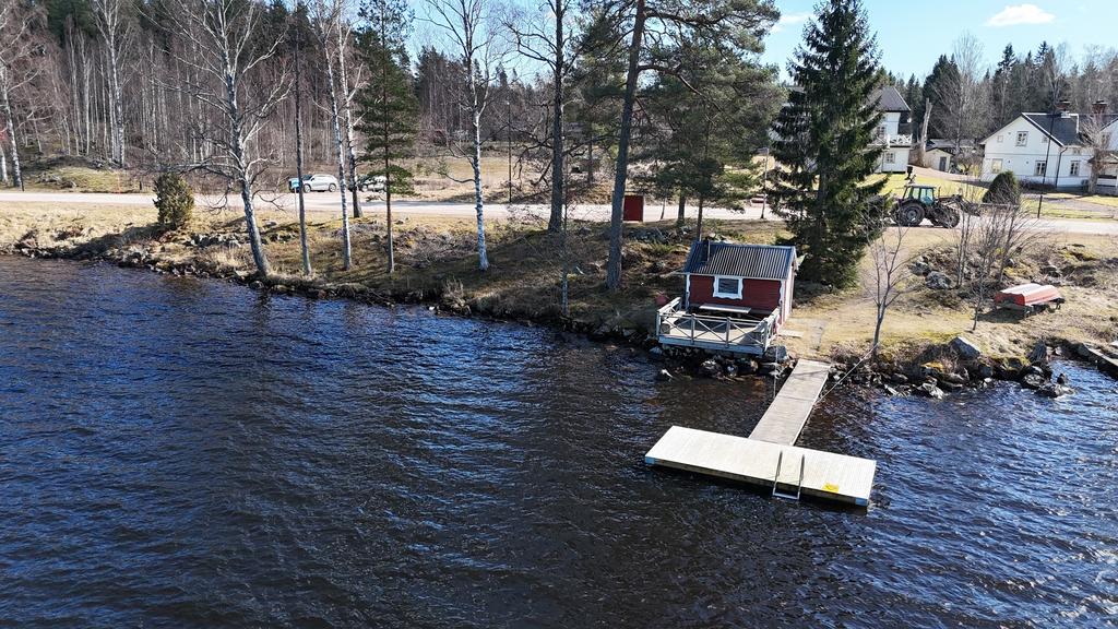 Vedeldad bastu och badplats, där fastigheten har en medlems plats.