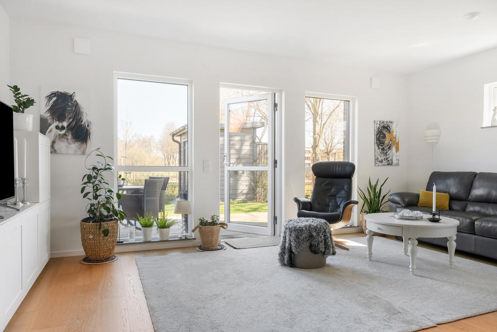 Vardagsrum med utgång till tralldäck och trädgård