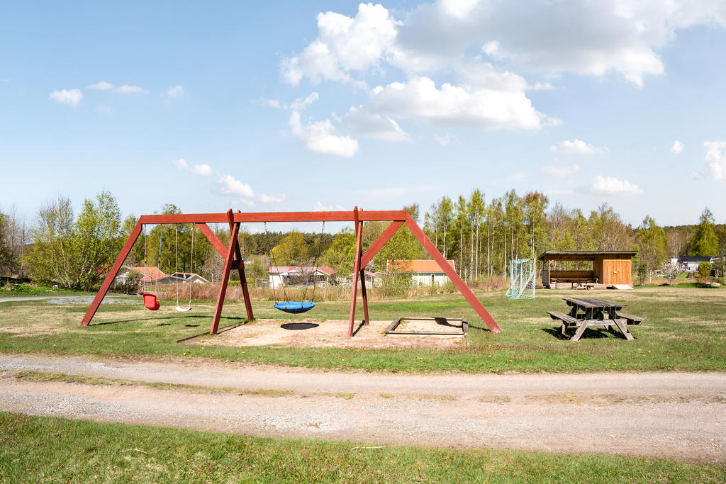 Föreningens gemensamma grönyta med gungställning, sandlåda, fotbollsplan och grillplats med vindskydd.