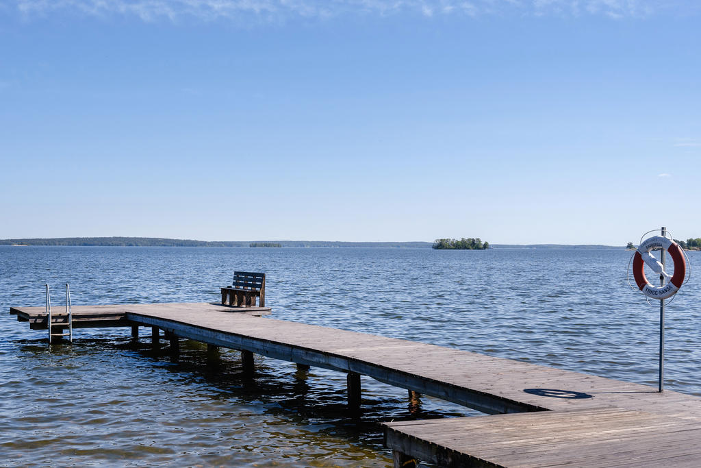 Gemensam brygga i området som ägs av Hammarbystrands samfällighet och de boende får nyttja den fritt.