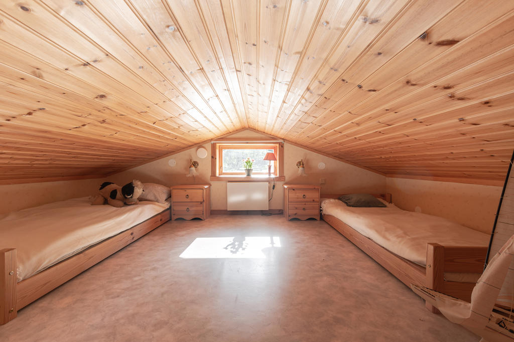 Loft på huvudbyggnaden som nås på utsidan av huset.
